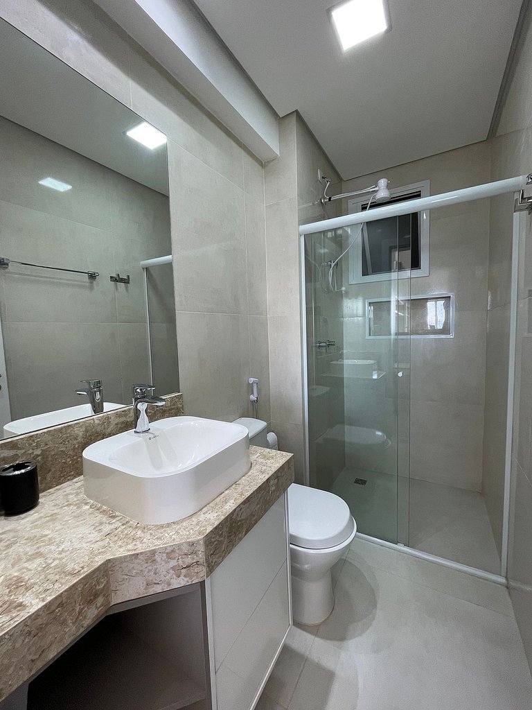 Amplo apartamento alto padrão c/ vista para o mar
