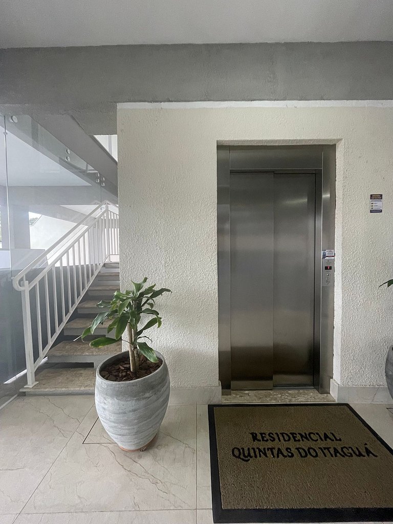 Amplo apartamento alto padrão c/ vista para o mar
