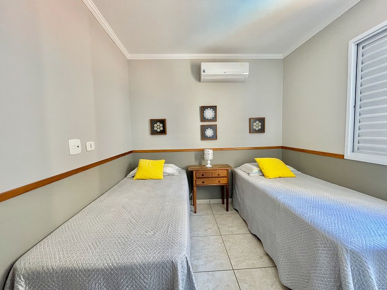 Lindo apartamento 2 quartos 200m da praia c/ AC