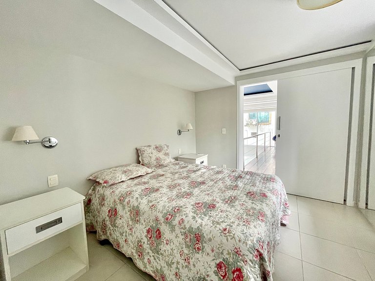 D03 _ Duplex incrível c/ AC, 4 suítes, frente mar