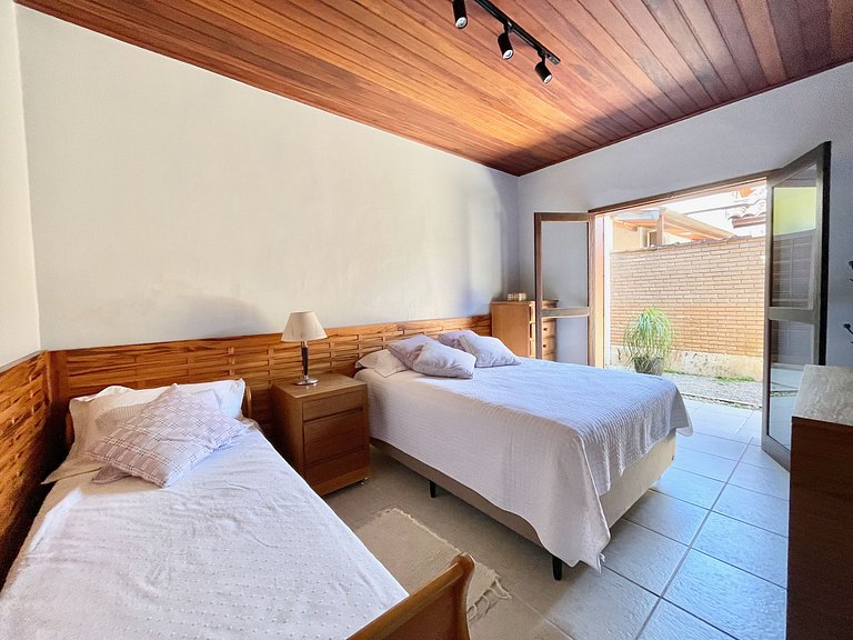 Casa 5 suítes 20m da praia c/ AC