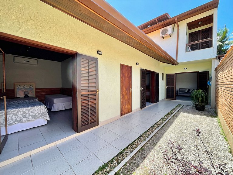 Casa 5 suítes 20m da praia c/ AC