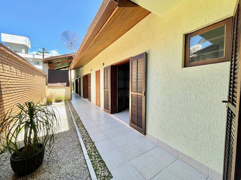 Casa 5 suítes 20m da praia c/ AC