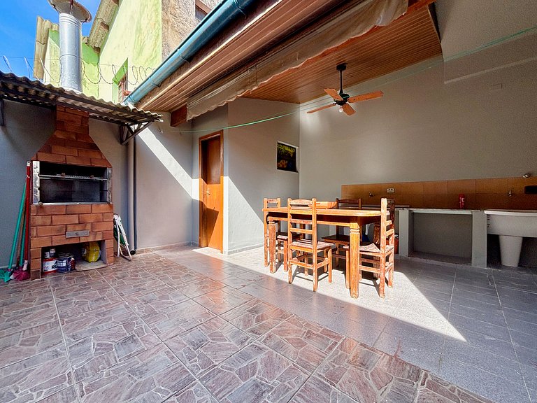 Charmosa casa na orla, vista mar, 2 quartos e AC