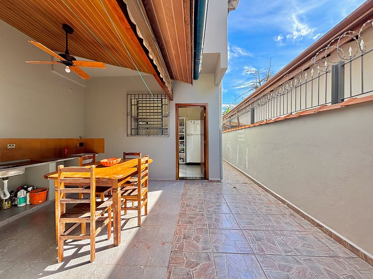 Charmosa casa na orla, vista mar, 2 quartos e AC