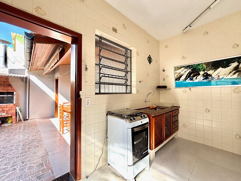 Charmosa casa na orla, vista mar, 2 quartos e AC