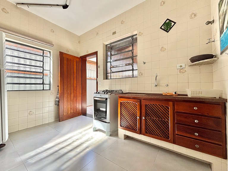 Charmosa casa na orla, vista mar, 2 quartos e AC