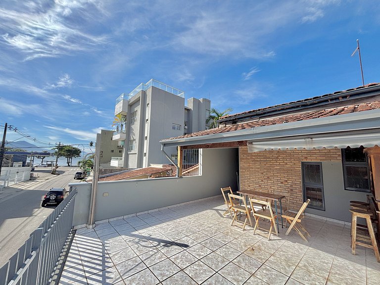 Charmosa casa na orla, vista mar, 2 quartos e AC