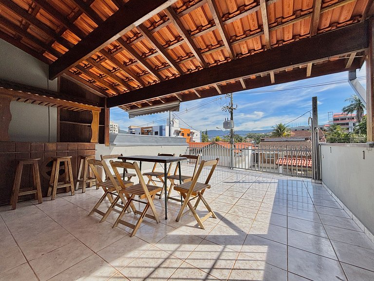 Charmosa casa na orla, vista mar, 2 quartos e AC