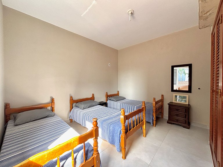 Charmosa casa na orla, vista mar, 2 quartos e AC