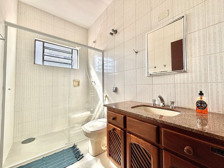 Charmosa casa na orla, vista mar, 2 quartos e AC