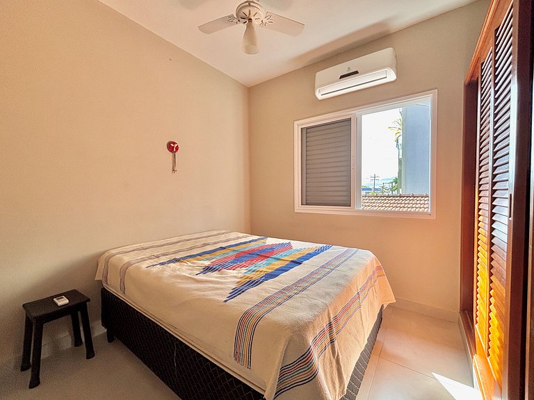 Charmosa casa na orla, vista mar, 2 quartos e AC